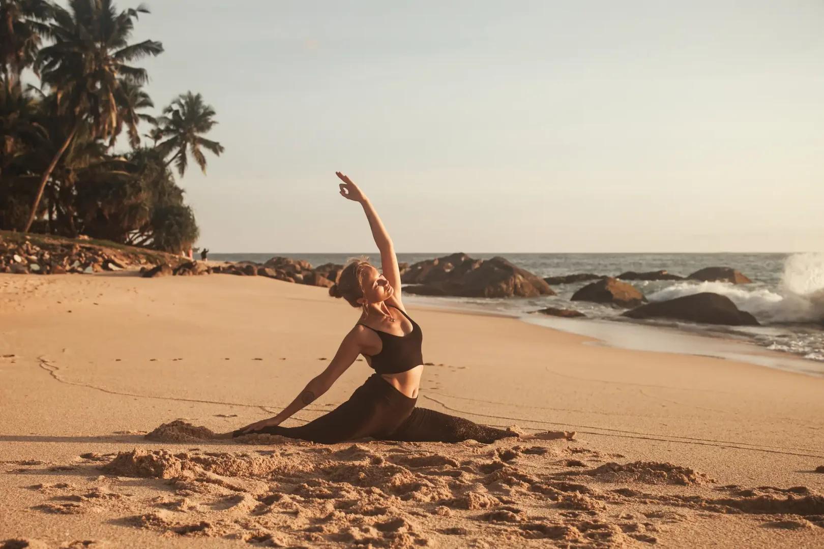 Yoga am Strand bei Sonnenaufgang