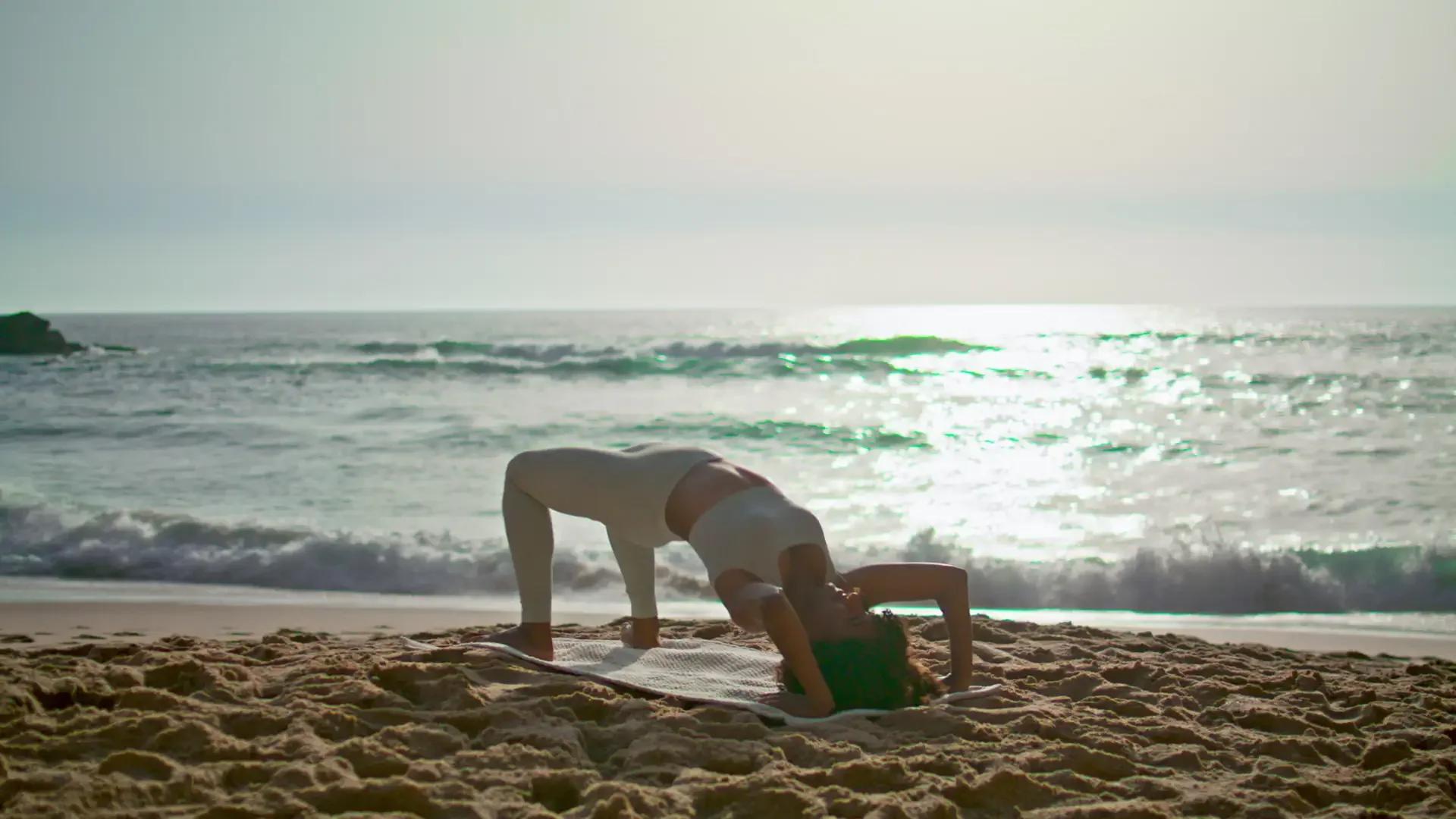 Yoga am Strand bei Sonnenaufgang